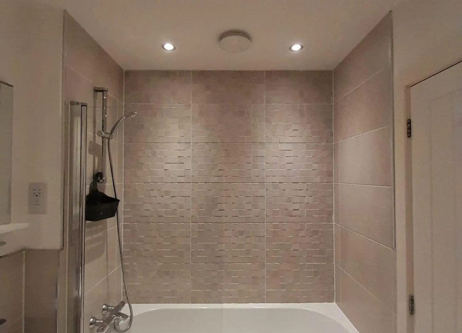 3Br House With 3 Bathrooms - Families - Professionals - Relocators - Nec - Bhx - Hs2 - Jlr - Travel Cot Available - Pets Welcome - Free Parking Birmingham 0*,  United Kingdom