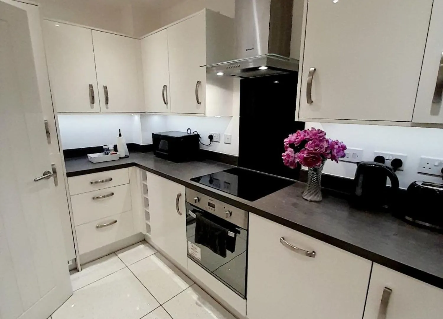 Holiday home 3Br House With 3 Bathrooms - Families - Professionals - Relocators - Nec - Bhx - Hs2 - Jlr - Travel Cot Available - Pets Welcome - Free Parking Birmingham