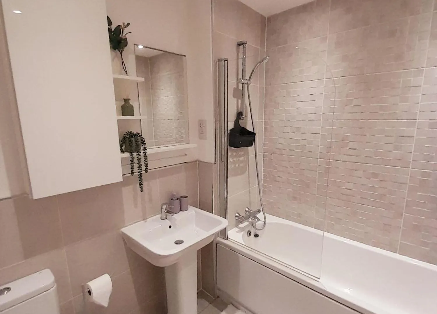 3Br House With 3 Bathrooms - Families - Professionals - Relocators - Nec - Bhx - Hs2 - Jlr - Travel Cot Available - Pets Welcome - Free Parking Birmingham