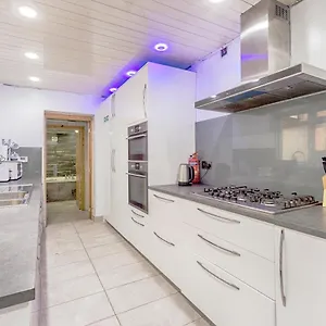  Holiday home Luxury 4 Bed House With Jacuzzi, We Take Deposits