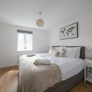  Holiday home Stylish 2-bed Contractor Haven: Nec & Airport Proximity