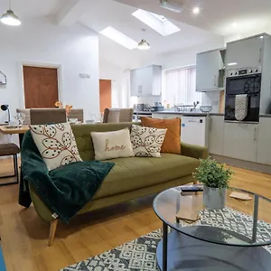  Holiday home Heartland House, 7 Spacious Bedrooms Sleeps 4 Plus, Near Nec, Jlr,bhx