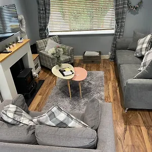  Holiday home Large Home, Close To Bhx, Nec, Jlr, 4 Double Beds!