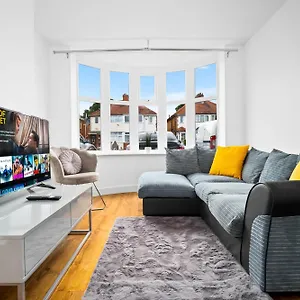 Holiday home The Rock, Elegant 4 Bedroom House, Solihull, Close To Nec, Sleeps 8
